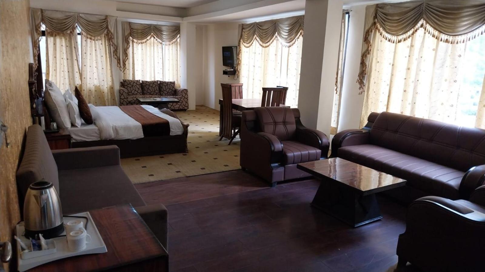 Отель The Royal Grand, Manali Jagatsukh Экстерьер фото