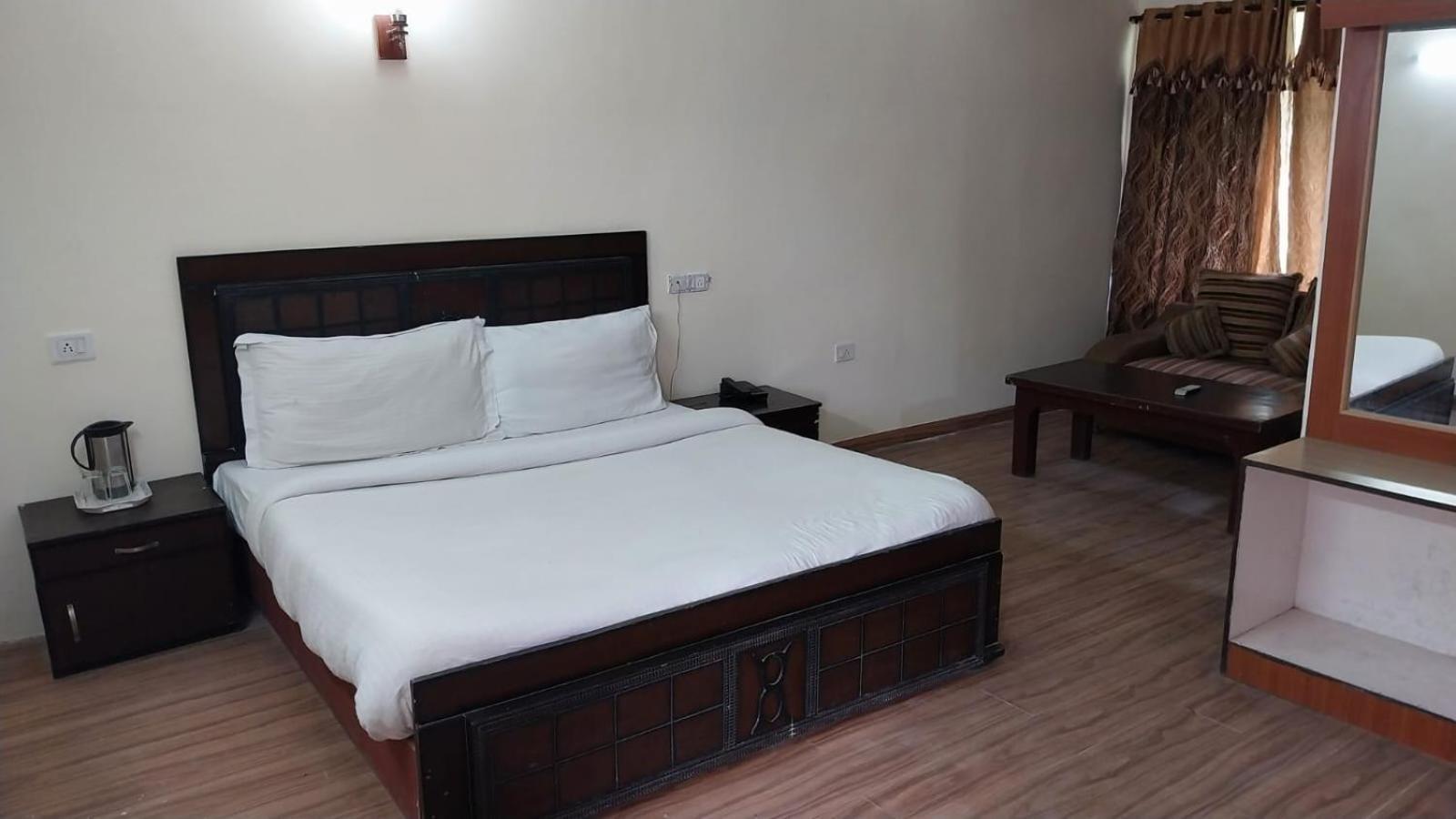 Отель The Royal Grand, Manali Jagatsukh Экстерьер фото
