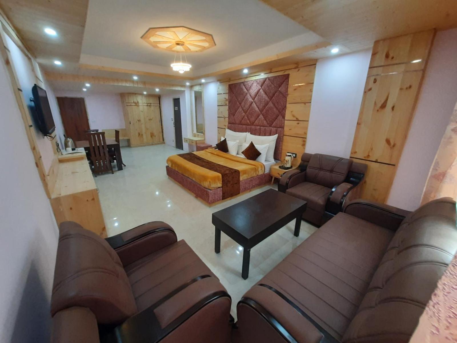 Отель The Royal Grand, Manali Jagatsukh Экстерьер фото